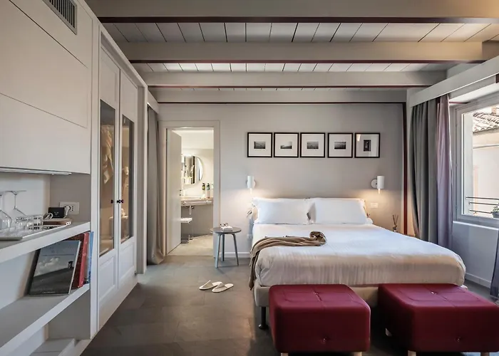 Uve Rooms & Wine Bar