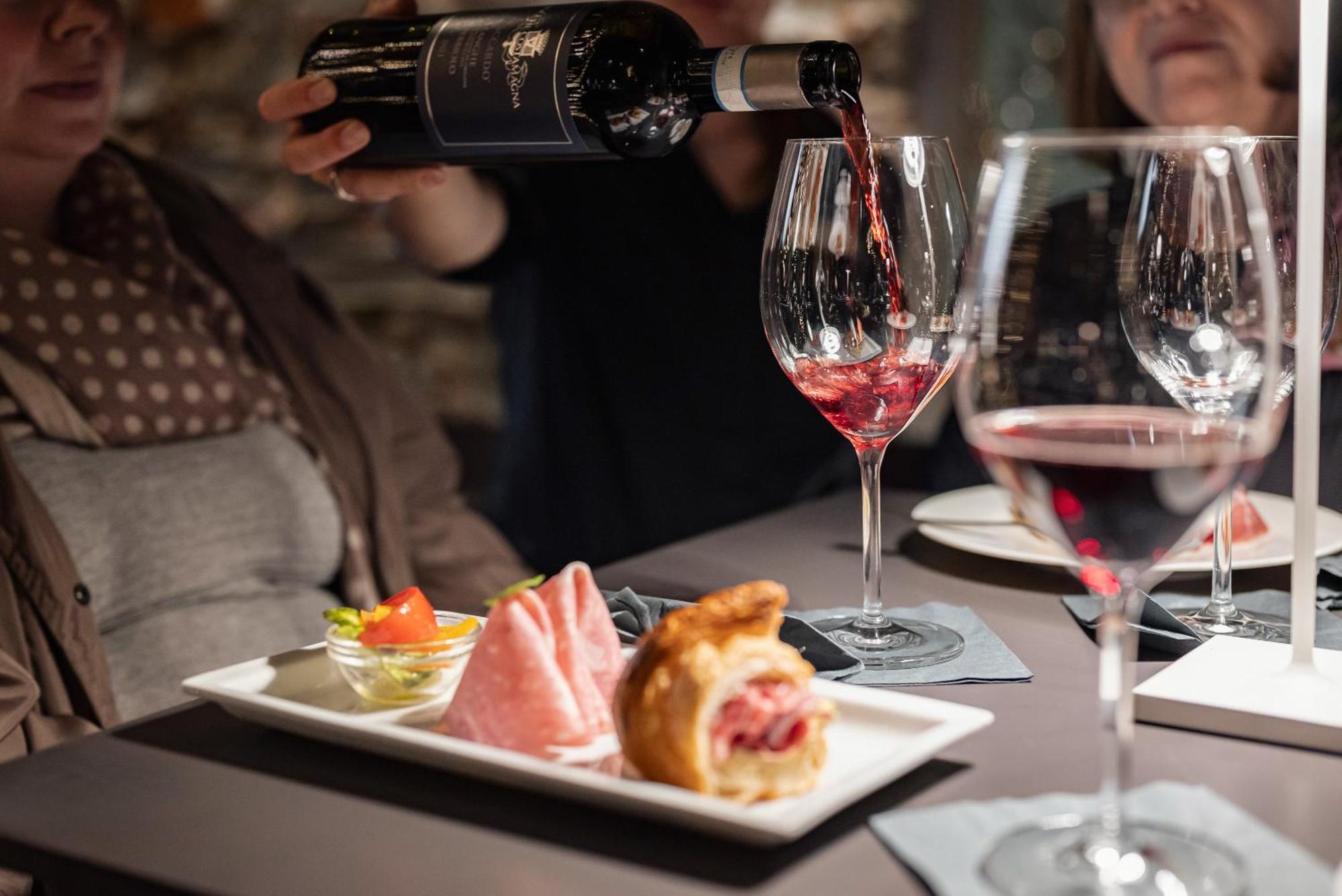 Uve & Wine Bar 2*